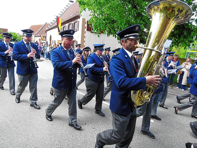 Bild 1: Festzumzug als Höhepunkt des viertägigen Jubiläumsfestes der Harmonie Gutmadingen