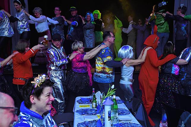 Bild 35: Narren feiern schwerelos im All