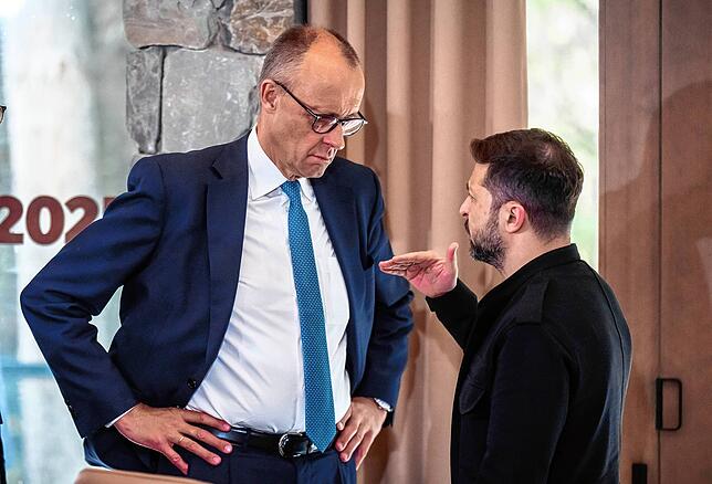 Bundeskanzler Friedrich Merz (CDU) spricht mit Wolodymyr Selenskyj, Präsident der Ukraine, vor der Arbeitssitzung mit der Ukraine beim ...
