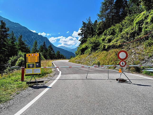 Diese Straße führt weiter bis zum Dorf Brienz. Befahren dürfen sie aber nur eingetragene Bewohner des Orts. Tagsüber erhalten sie von 9 ...