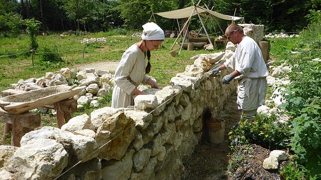 In diesem Jahr soll der Obstgarten vollendet werden – unser Bild zeigt den Bau der Umfassungmauer.