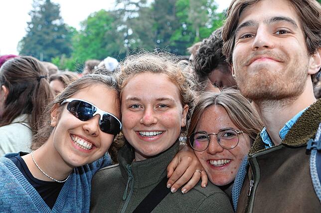 Bild 6: Strahlende Festival-Fans! Am ersten Nachmittag steigt die Stimmung