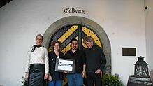 Vor dem Eingang der Alten Rheinmühle: Vera Schraner (von links), Anja Egy, Markus Hempel und Bertold Neuberger präsentieren die neue ...