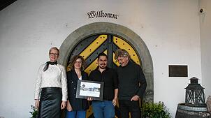 Vor dem Eingang der Alten Rheinmühle: Vera Schraner (von links), Anja Egy, Markus Hempel und Bertold Neuberger präsentieren die neue ...