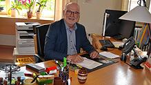 Nur noch kurze Zeit wird Schulleiter Michael Becker an seinem Schreibtisch im Kolleg St. Blasien sitzen, am Schuljahresende geht er in ...