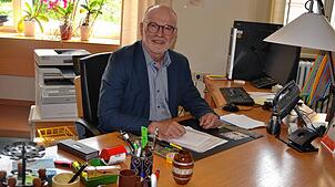 Nur noch kurze Zeit wird Schulleiter Michael Becker an seinem Schreibtisch im Kolleg St. Blasien sitzen, am Schuljahresende geht er in ...