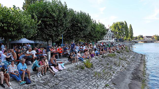 Bild 1: Konstanzer Seenachtfest 2022: Einheimische und Gäste feiern im Stadtgarten