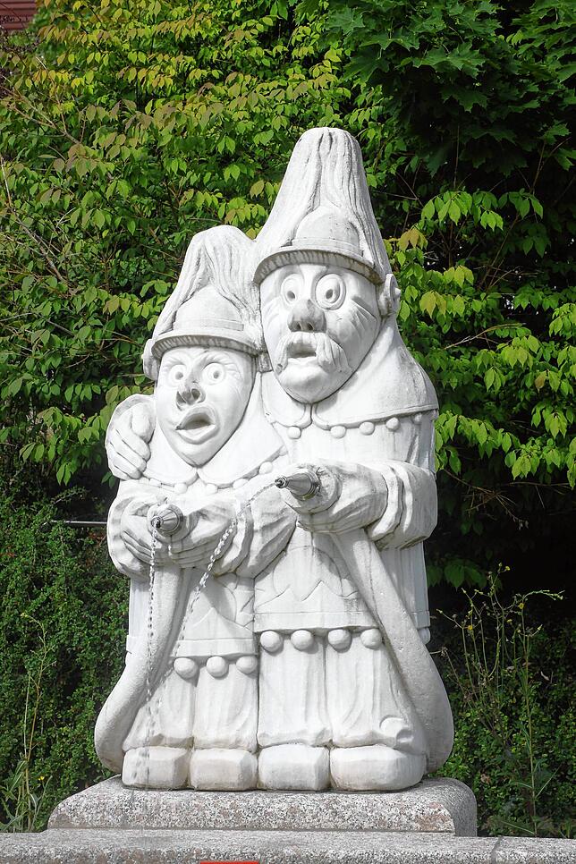 Der Narrenbrunnen in Mühlingen zeigt zwei Sunnelöscher. Der Legende nach hielt ein Mann in Mühlingen den roten Widerschein der Sonne für ...