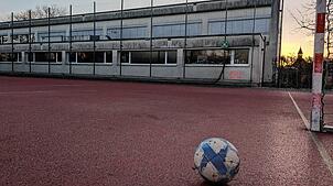Das irritierende Auftreten eines Mannes gegenüber Kindern auf dem Bolzplatz in Mönchweiler (unser Foto) löst vielschichtige Aktivitäten ...