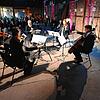 In weitem Rund sitzen die Musiker beim Konzert zu moderner Musik. Von links vorne Gesa Jenne-Dönneweg, Simone Riniker, beide Violine, ...