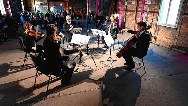 In weitem Rund sitzen die Musiker beim Konzert zu moderner Musik. Von links vorne Gesa Jenne-Dönneweg, Simone Riniker, beide Violine, ...