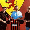 Neuer Mann: Zweiter Vorstand Dennis Carmellini (links) und Sportlicher Leiter Julian Jäger (rechts) vom FSV Rheinfelden begrüßen Dimitri ...