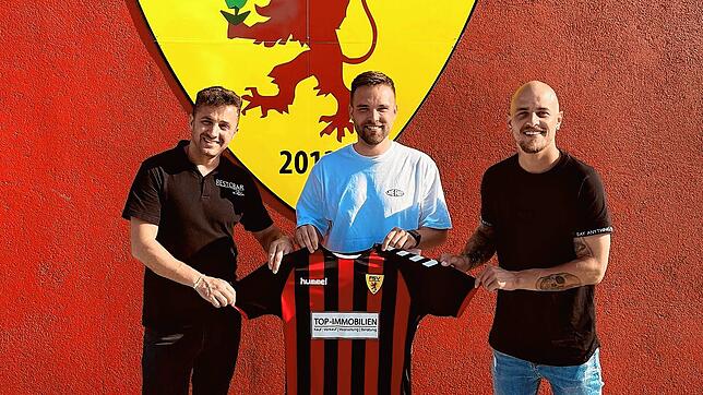 Neuer Mann: Zweiter Vorstand Dennis Carmellini (links) und Sportlicher Leiter Julian Jäger (rechts) vom FSV Rheinfelden begrüßen Dimitri ...
