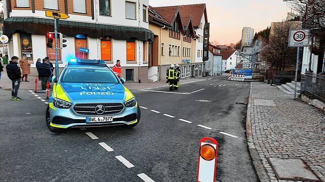 Zwei Leichen wurden am Montagnachmittag in Furtwangen aufgefunden. Die Polizei sperrt Baumann- und Wilhelmstraße, weil es zuerst einen ...