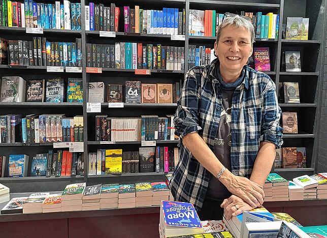 Martina Kraus ist Filialleiterin der Buchhandlung Ravensbuch. Seit die Verkaufsfläche verkleinert wurde, sei der Umsatz gestiegen.