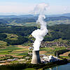 Dampf dringt aus dem 144 Meter hohen Kühlturm des Schweizer Kernkraftwerks Leibstadt.