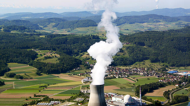 Dampf dringt aus dem 144 Meter hohen Kühlturm des Schweizer Kernkraftwerks Leibstadt.
