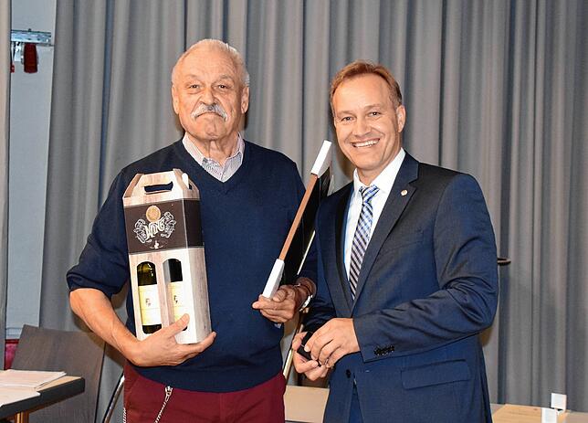 2018: Dieter Senger (links) hat die Ehrennadel der Gemeinde bekommen. Bürgermeister Matthias Weckbach hat sie überreicht.
