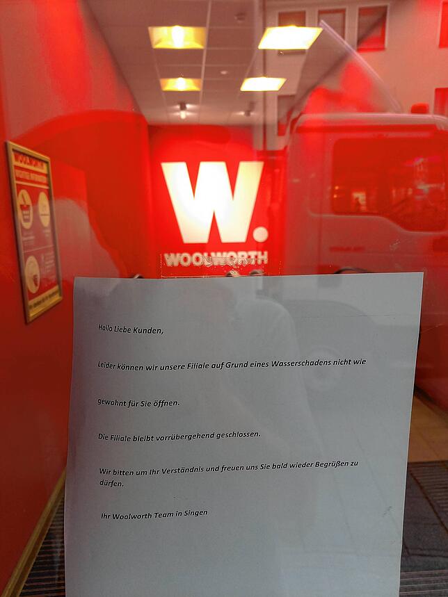 Vorübergehens geschlossen: Auch im Woolworth in der Singener August-Ruf-Straße hat das Unwetter Spuren hinterlassen.