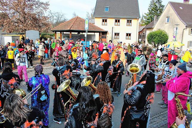 Darauf haben die Narren lange gewartet, in der Dorfmitte begann die Bohlinger Fasnet.