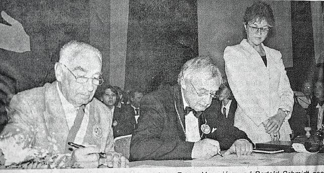 1997: Die Bürgermeister Roger Vayssiere (links) und Bertold Schmidt besiegeln mit ihren Unterschriften in Lauchringen die ...