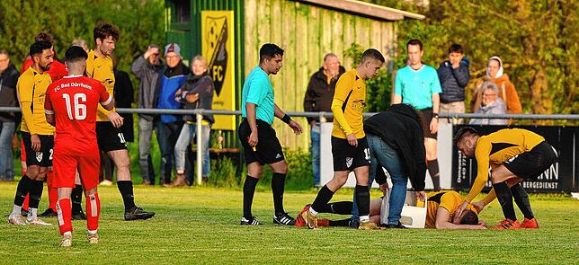 Einer von wenigen Wermutstropfen für den FC Gutmadingen am Mittwochabend: Darius Steiner (am Boden liegend) musste sieben Minuten nach ...