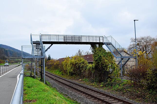 Die Brücke zum Strandbad neben der Bundesstraße 31-alt. (Archivbild)
