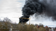 Eine dunkle Rauchwolke steht über Schwenningen, kurz nach der Explosion auf der Gewerbeschule am Mittwochnachmittag, 14. Februar.