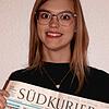 Die Tannheimerin Monique Windhövel präsentiert anlässlich ihres besonderen Geburtsdatums die Ausgabe des SÜDKURIER vom 29. Februar des ...