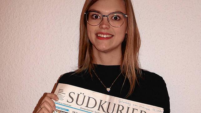 Die Tannheimerin Monique Windhövel präsentiert anlässlich ihres besonderen Geburtsdatums die Ausgabe des SÜDKURIER vom 29. Februar des ...