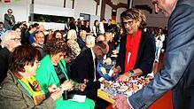 Zur Feier 50 Jahre Schüleraustausch zwischen den Singener Realschulen und dem College Virebelle in La Ciotat verteilten die Schulleiter ...