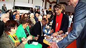 Zur Feier 50 Jahre Schüleraustausch zwischen den Singener Realschulen und dem College Virebelle in La Ciotat verteilten die Schulleiter ...