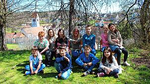 Platz für ein Waldklassenzimmer: Noch nehmen die Schüler mit ihren Betreuerinnen (hinten von links) Evelyn Schwierz und Jennifer Beck ...