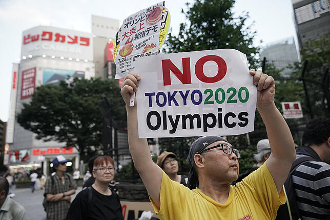 Die Spiele sind längst nicht bei allen beliebt: Demonstranten protestieren gegen die Olympischen Spiele 2020 in Tokio während einer ...