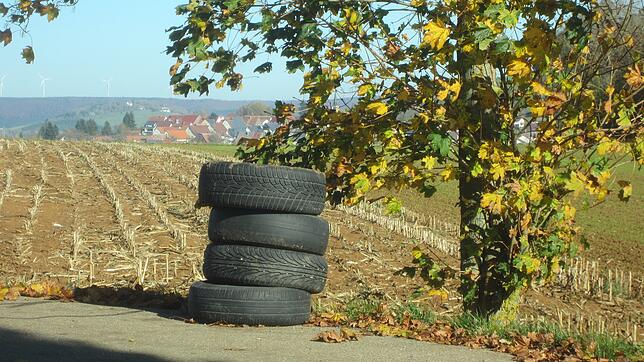 Ein Reifenstapel verschandelt an der B 27 den Blick auf Fürstenberg. Der Umwelsünder blieb unerkannt.