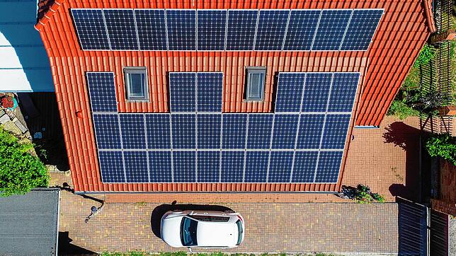 Strom aus Photovoltaikanlagen wie auf diesem Symbolbild kann auch direkt im Gebäude gespeichert werden. Die Stadt Singen fördert solche ...