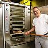Bäcker Alexander Koch in seiner Backstube in der Schützenstraße in Radolfzell: Hier werden Nacht für Nacht 240 Brotlaibe und zusammen ...