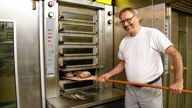 Bäcker Alexander Koch in seiner Backstube in der Schützenstraße in Radolfzell: Hier werden Nacht für Nacht 240 Brotlaibe und zusammen ...