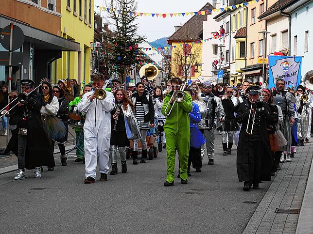 Zahlreiche große und kleine Narren zogen am Donnerstag durch die Stadt.