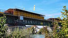 Die Sanierungsarbeiten auf der historischen Eisenbahnbrücke zwischen Waldshut und Koblenz laufen, doch die Wiedereröffnung verzögert ...