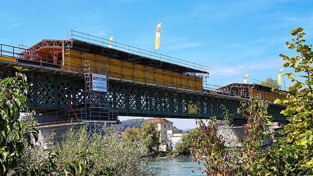 Die Sanierungsarbeiten auf der historischen Eisenbahnbrücke zwischen Waldshut und Koblenz laufen, doch die Wiedereröffnung verzögert ...