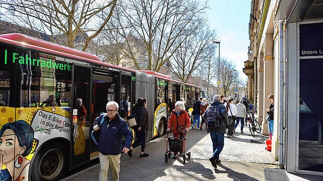 Für die meisten Buslinien ist derzeit Endstation am Bürgerbüro. Was sagen Sie dazu?
