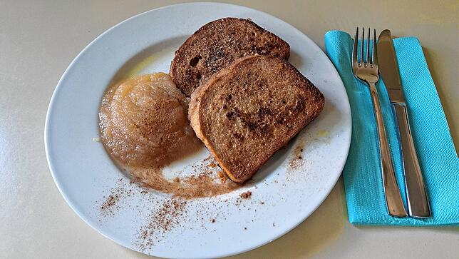 Eine Schweizer Spezialität – die Fotzelschnitte. Sie ist eine Abwandlung des „Armen Ritters“ und eignet sich prima, um altes Brot zu ...