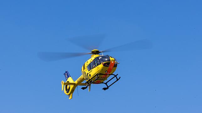 Mit einem Hubschrauber wurde ein Notarzt zu der Unglücksstelle geflogen. (Symbolbild)