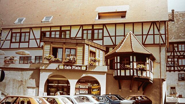 1982: Dass zwischen dem damaligen Café Platz und dem Hechtbrunnen Autos parkten, war in den 80er Jahren ganz normal. Wer dachte da schon ...