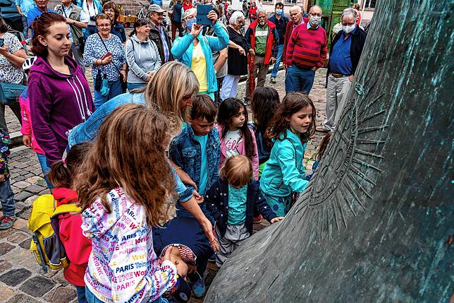Diese Kinder sind völlig begeistert von der Aktion: Alle wollen die Glocke anlangen.