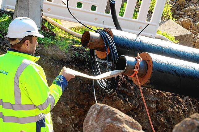Nach grober Ausrichtung werden die Rohre mit Wasser gefüllt, damit die Feinjustierung ohne Auftrieb einfacher ist.