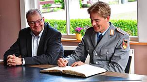 Goldenes Buch: Junioren-Weltmeister Fabian Kaskel (rechts) verewigt sich in seiner Heimatstadt Bad Säckingen, Bürgermeister Alexander ...