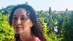 Bouchra überlebte einen Angriff ihres Partners. Sie bleibt gezeichnet fürs Leben – und will sich gerade deswegen zeigen.