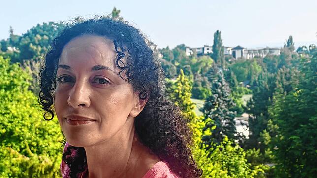 Bouchra überlebte einen Angriff ihres Partners. Sie bleibt gezeichnet fürs Leben – und will sich gerade deswegen zeigen.